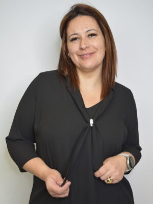 Blusa com decote em V e aplicação em fita - Tamanhos Grandes