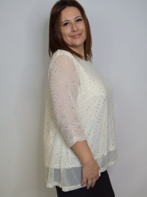 Blusa com brilhantes aplicados e manga de 3/4